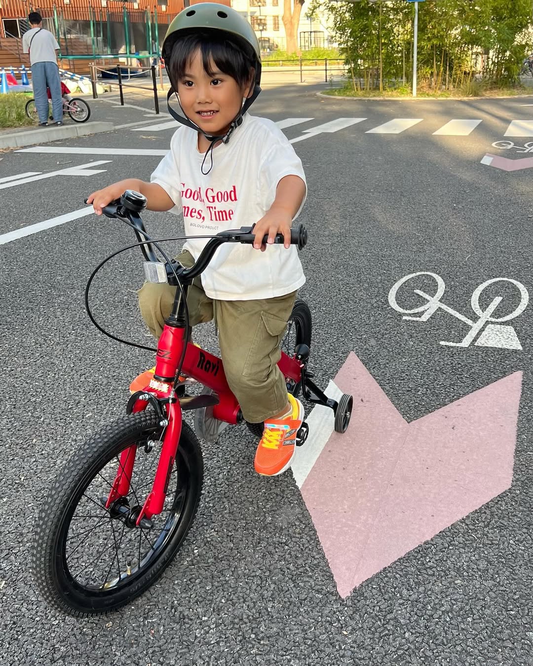 で自転車に乗っている写真