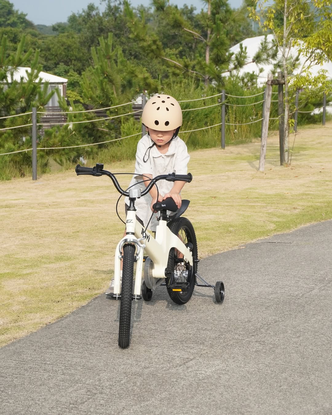 自転車に乗っている写真